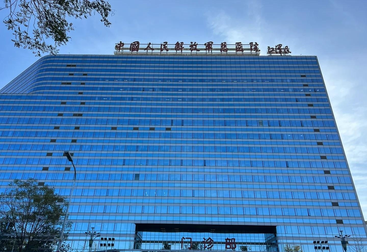 中国人民解放军总医院是全军规模最大的三级甲等综合性医院，展开床位1.4万余张，下辖第一至第八医学中心。
京颐科技为其第一医学中心、第七医学中心部署医护对讲、护理管理与临床移动护理信息系统。床头呼叫直达责任护士终端，形成护理任务与执行记录的闭环管理。