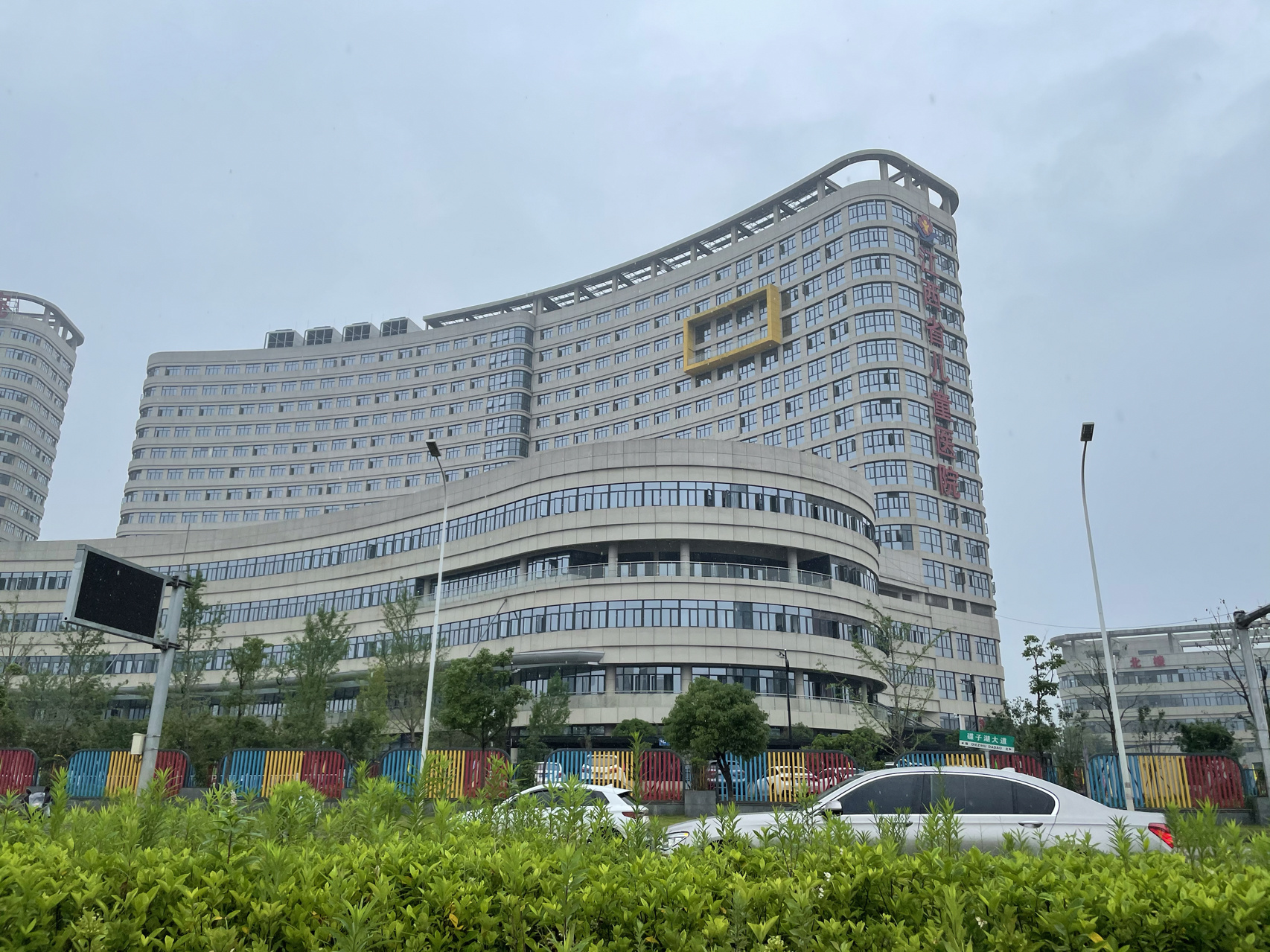 江西省儿童医院是全国首批三级甲等儿童专科医院、国家儿童区域医疗中心，红谷滩新院区编制床位1600张，是江西省儿科诊疗的核心力量。
京颐科技为其红谷滩新院35个病区建设床旁智能交互与门诊输液管理系统。患儿信息在床旁实时调阅，门诊输液从配液、穿刺到巡视全程留痕，家长等待更安心，秩序明显改善，大幅提升就医体验。