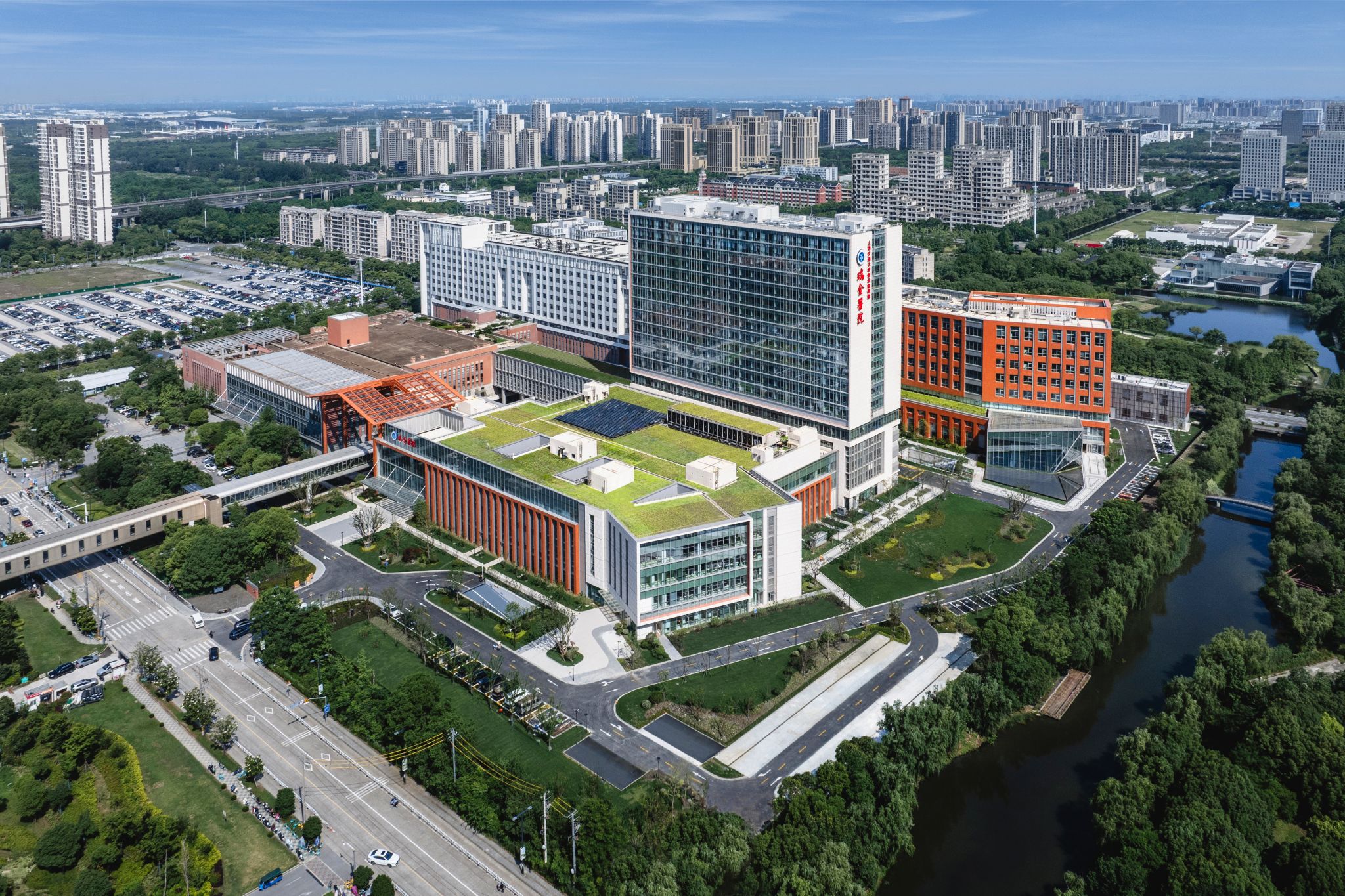 上海交通大学医学院附属瑞金医院始建于1907年，是三级甲等综合性教学医院、国家医学中心（综合类）首批项目，核定床位2442张。
京颐科技为其本部、嘉定院区及卢湾分院建设床旁智能交互、移动临床信息管理与门诊输液管理系统。本部与分院共用一套护理业务标准，床旁终端与移动终端数据同源，多院区护理质量按同一标尺评价。
