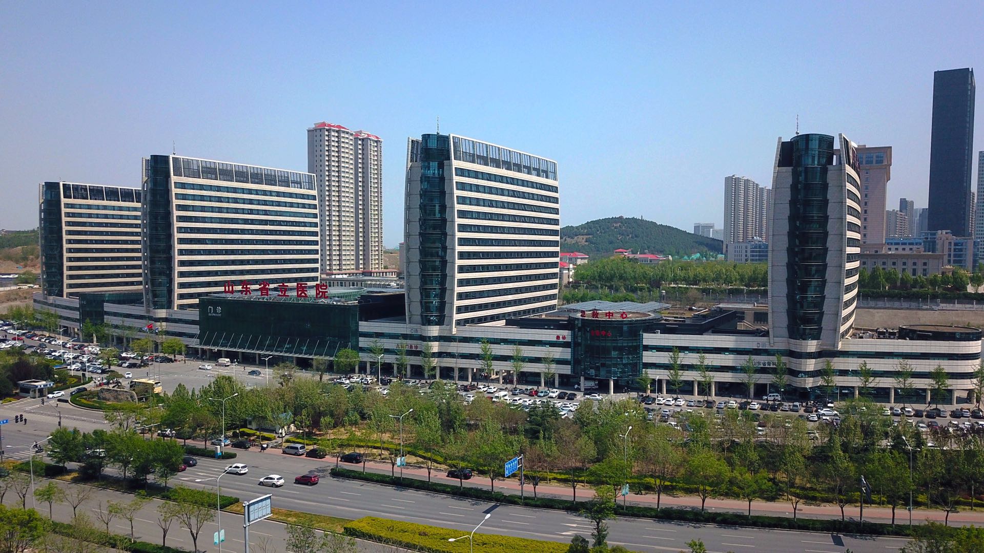 山东省立医院是山东省医疗卫生行业的龙头医院、三级甲等综合医院，编制床位4497张，设中心与奥体两个院区。
京颐科技先后为其急诊ICU、国际特需病房、东院儿科门诊等科室上线智慧呼叫、门（急）诊输液管理与移动护理系统。从门诊输液的排队叫号，到ICU床旁呼叫的一键直达，再到病区护理的移动执行，构建了全院整体化护理信息体系。