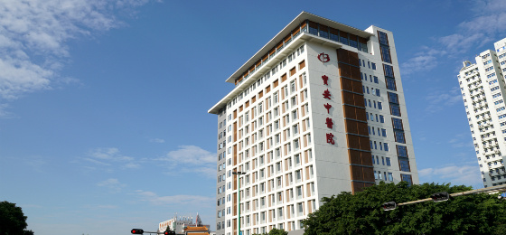 深圳市宝安中医院（集团）是国家三级甲等中医医院，开放床位1000张，设47个临床科室、10个医技科室，形成总院东西院区与针灸医院、燕罗医院及21家社康中心的集团化格局。
京颐科技为其总院及西院区部署床旁患者服务、床旁查房、护理质控与护理培训考试等系统。总院与西院区共用质控指标与培训题库，问题整改形成闭环，培训结果可追溯，集团内护理水平按同一标准对齐。
